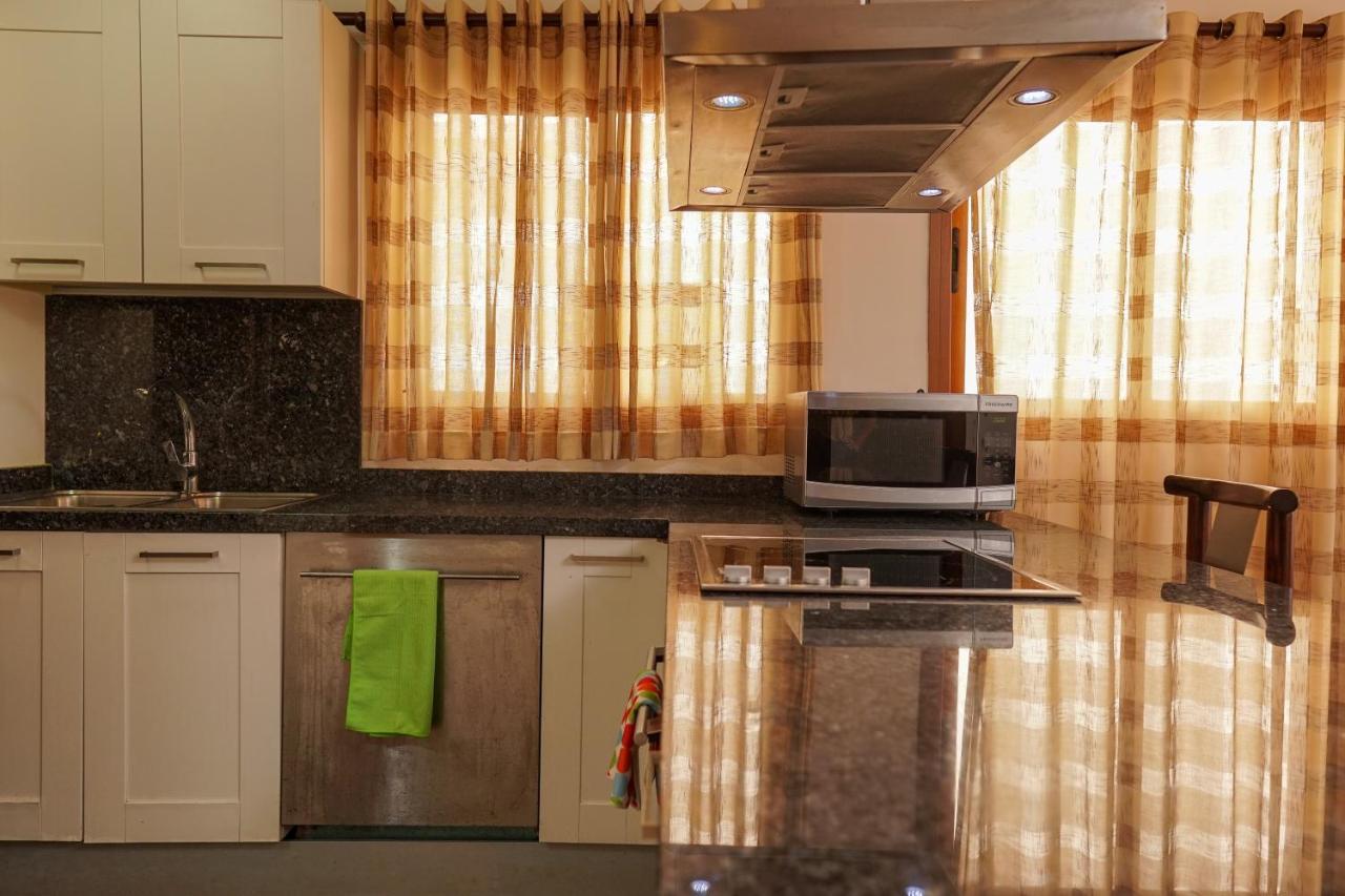 Sybaris Suites & Residences خوان دوليو المظهر الخارجي الصورة